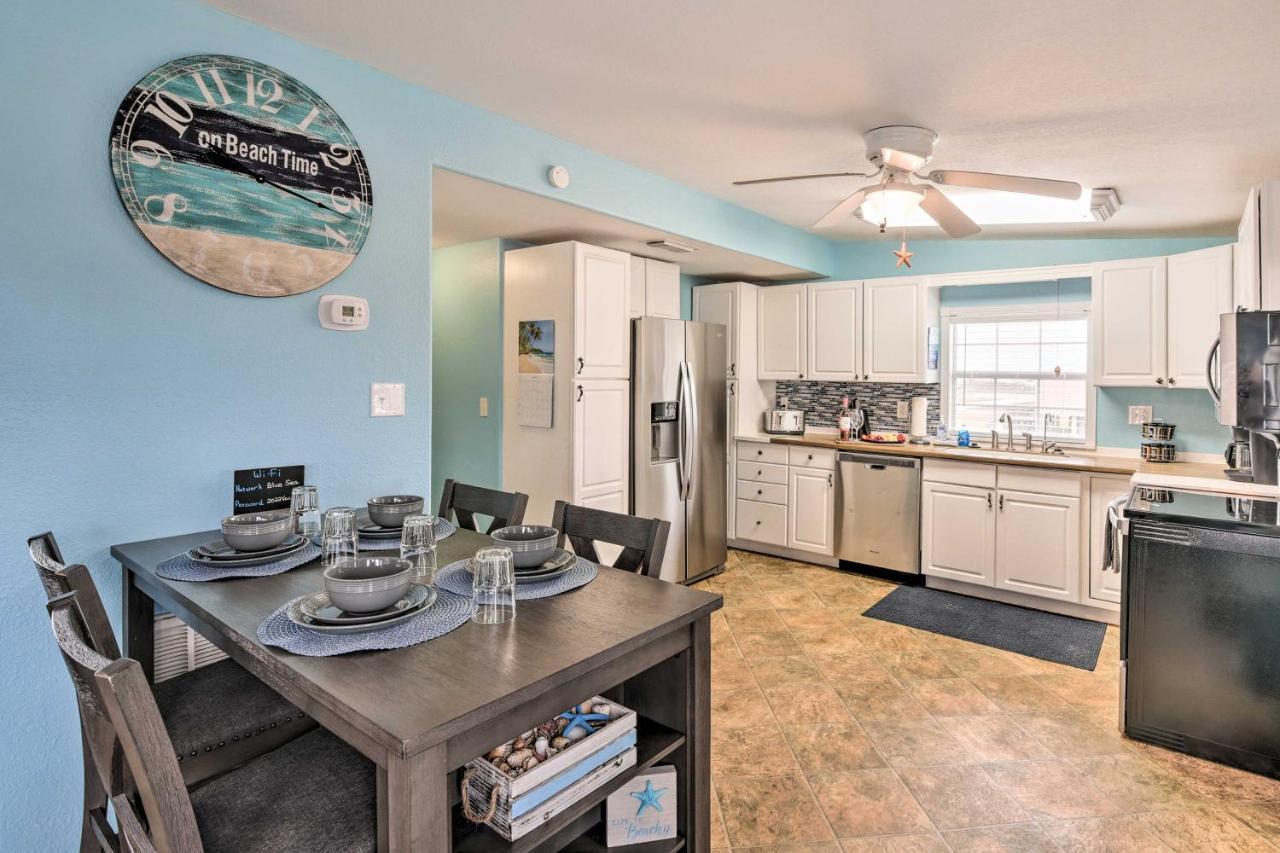 Surfside Beach Gem With Deck - 1 Block To Shore! Freeport Bagian luar foto