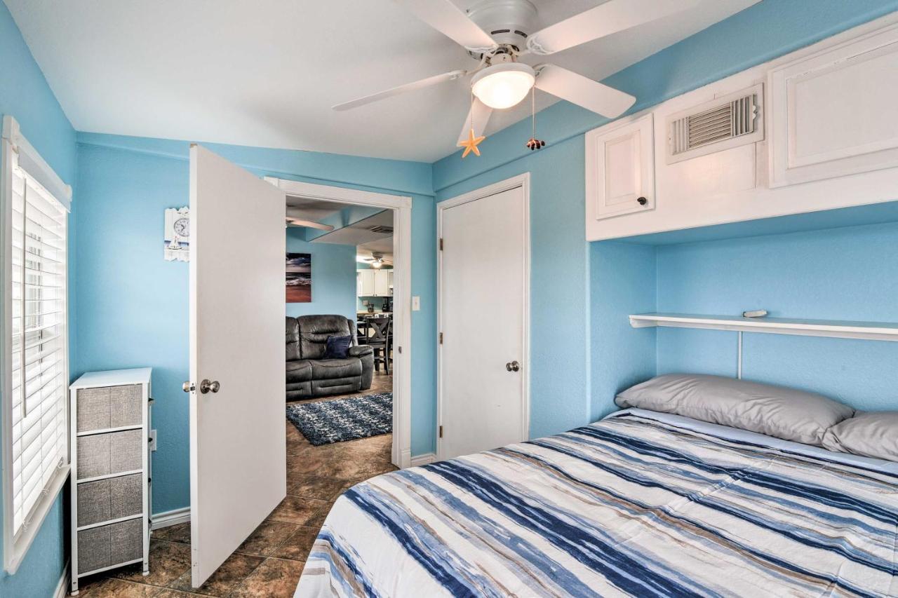 Surfside Beach Gem With Deck - 1 Block To Shore! Freeport Bagian luar foto