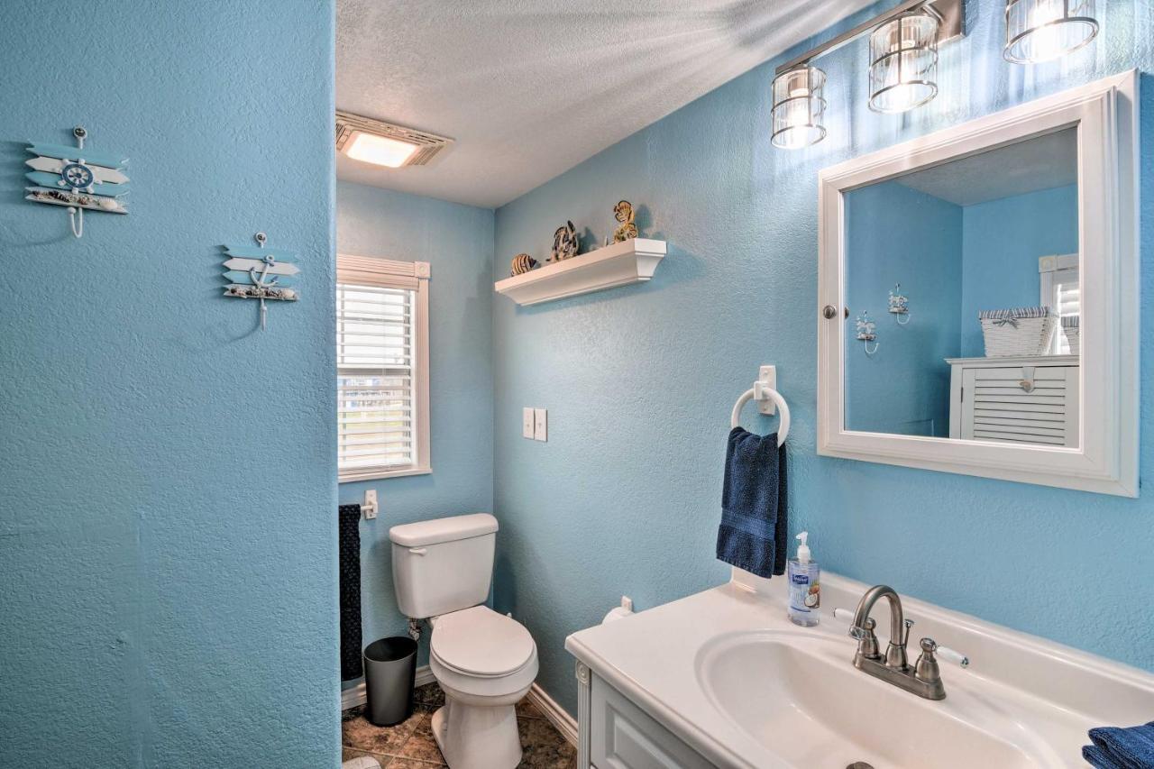 Surfside Beach Gem With Deck - 1 Block To Shore! Freeport Bagian luar foto