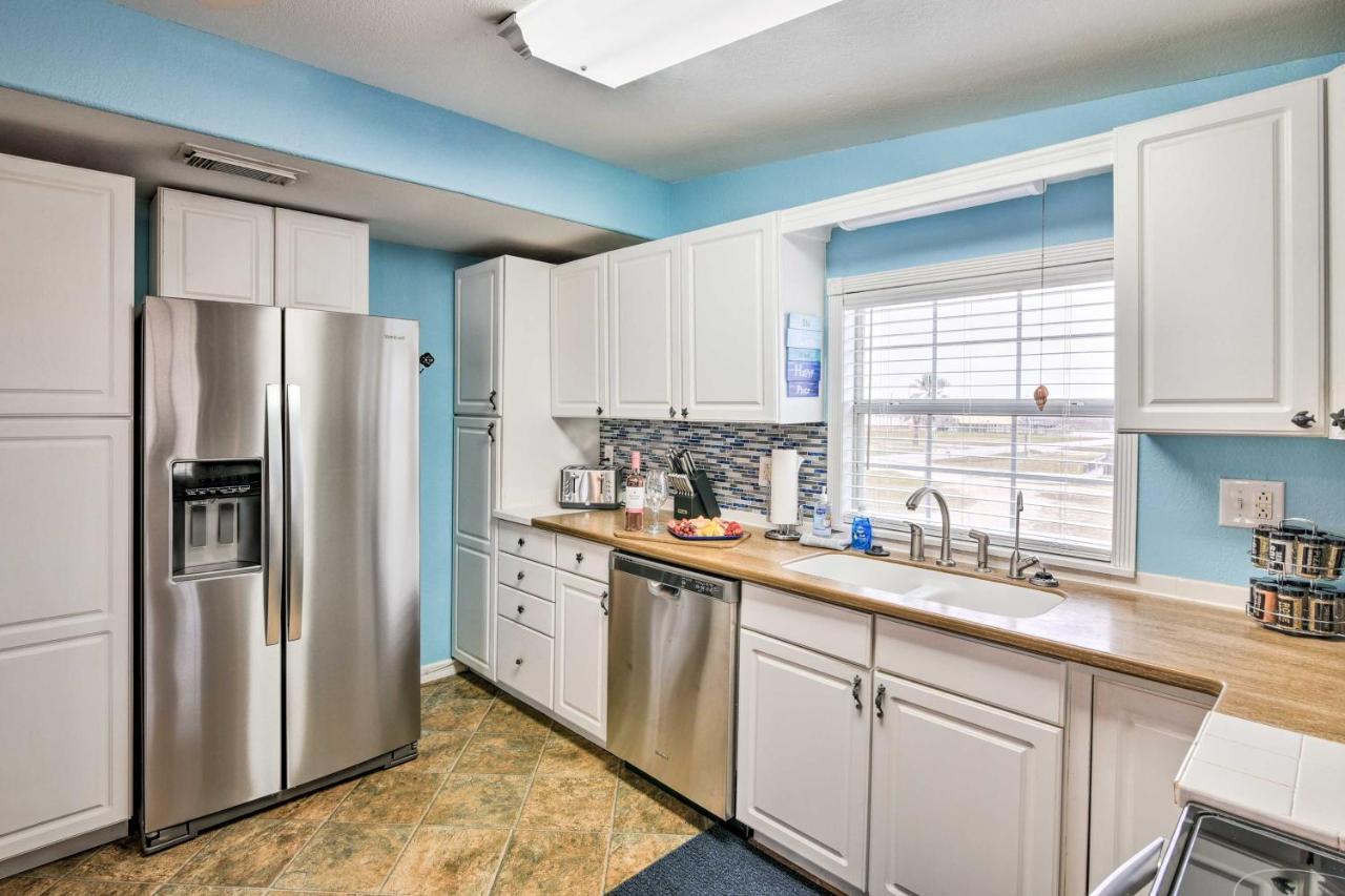 Surfside Beach Gem With Deck - 1 Block To Shore! Freeport Bagian luar foto
