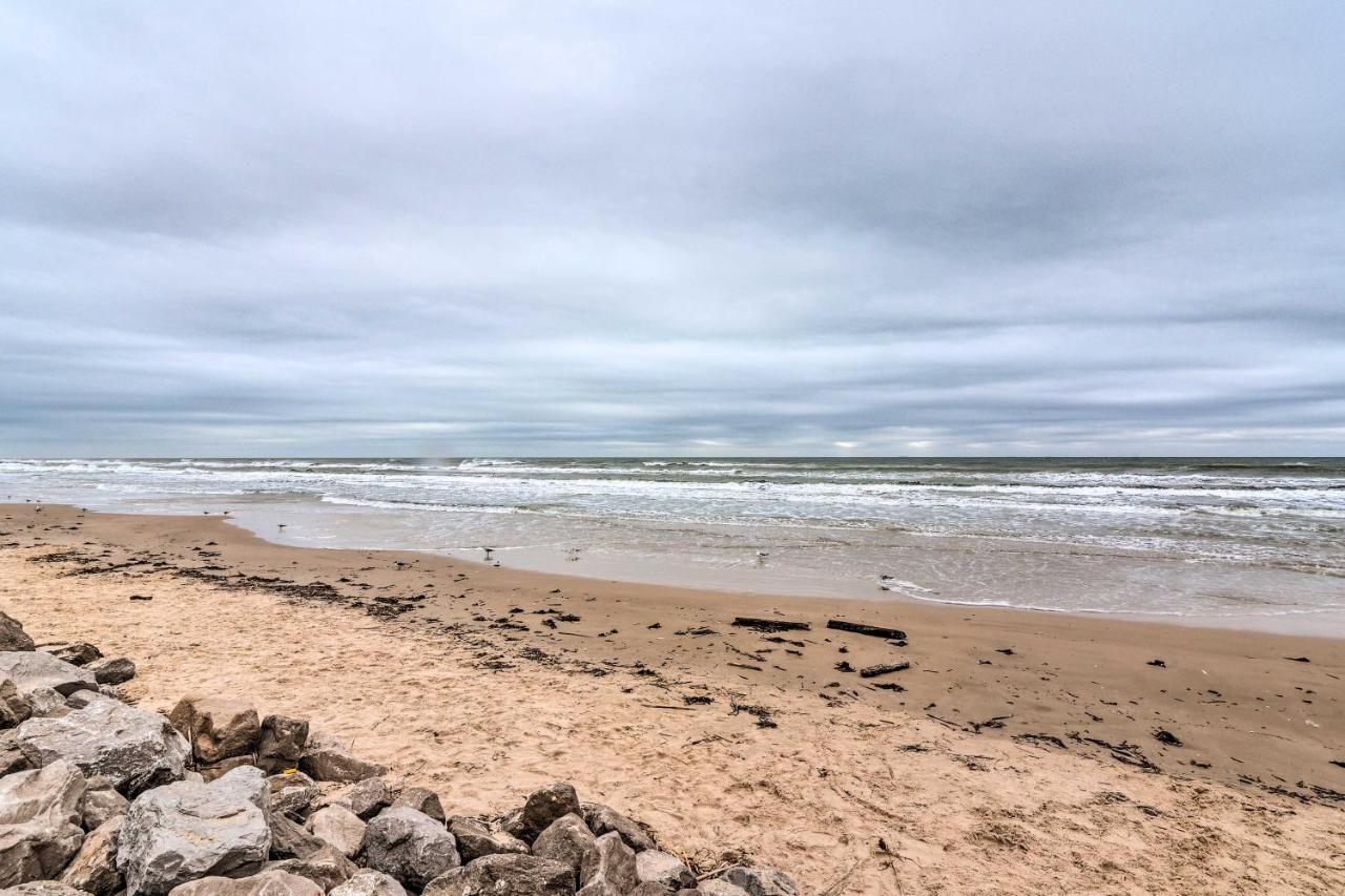 Surfside Beach Gem With Deck - 1 Block To Shore! Freeport Bagian luar foto