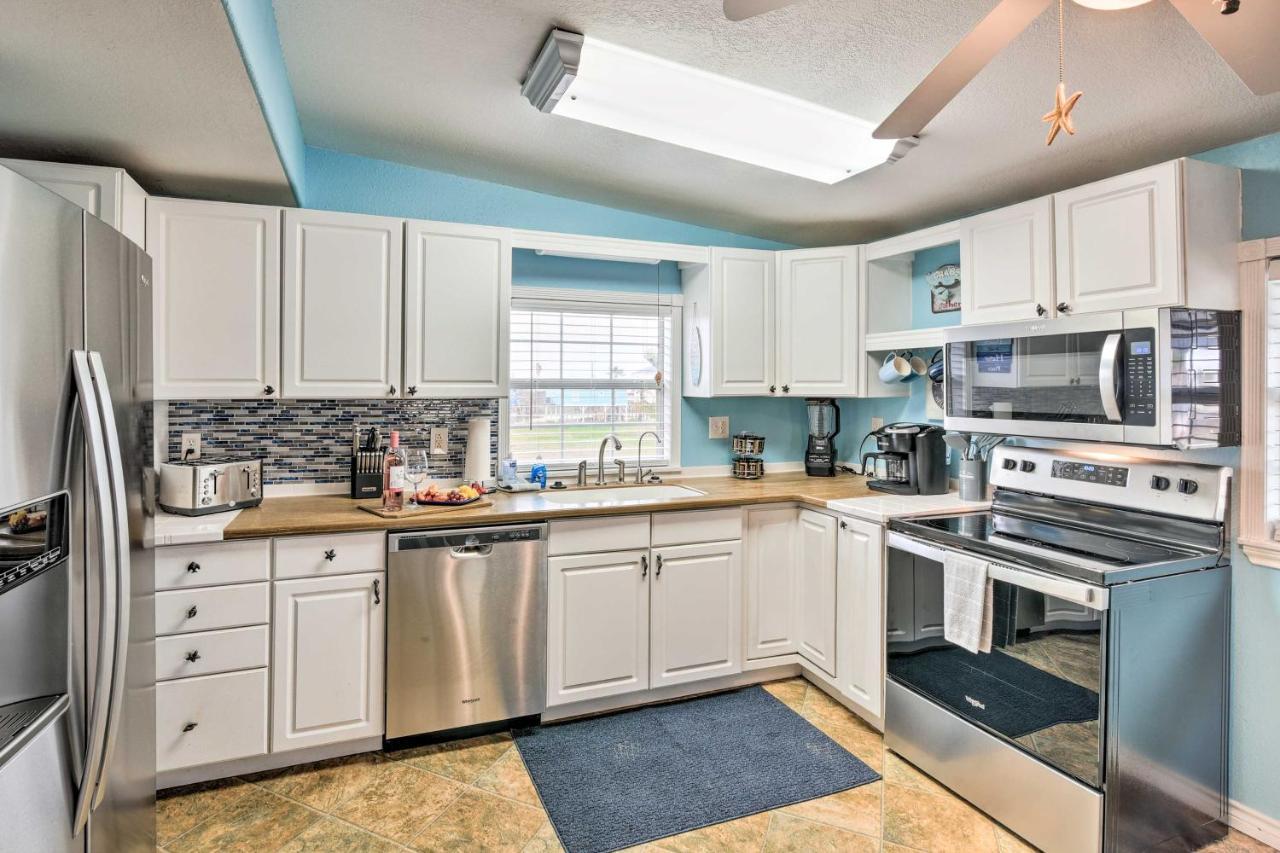 Surfside Beach Gem With Deck - 1 Block To Shore! Freeport Bagian luar foto