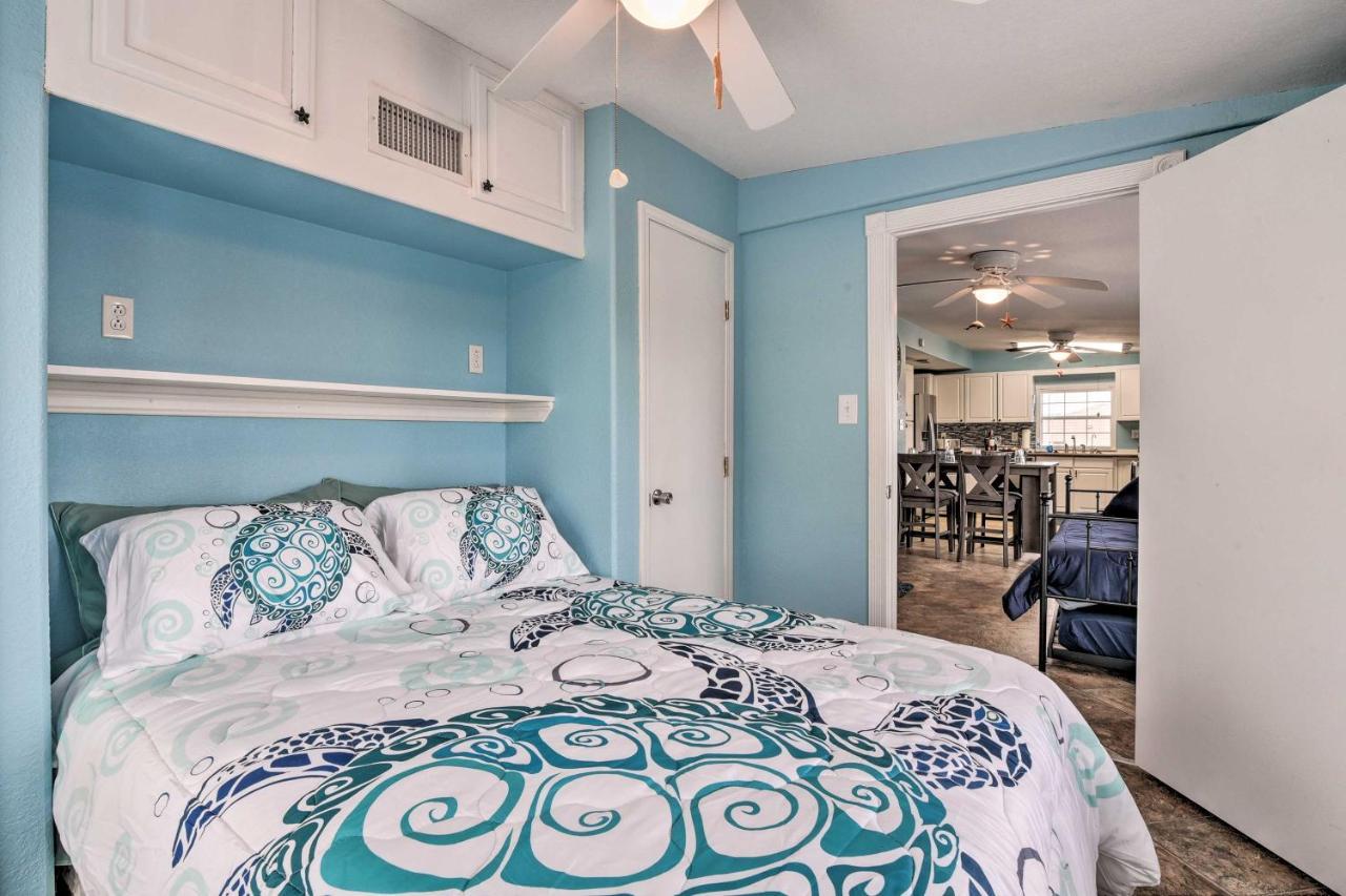Surfside Beach Gem With Deck - 1 Block To Shore! Freeport Bagian luar foto